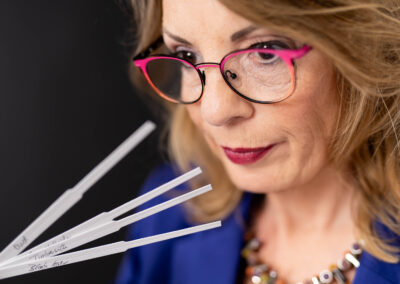 Miriam Schmidt - Parfumeurin und Aromatherapeutin Elebe im einzigartigen Parfüm Workshop in der Nähe wie du dein eigene Parfum selber herstellst.